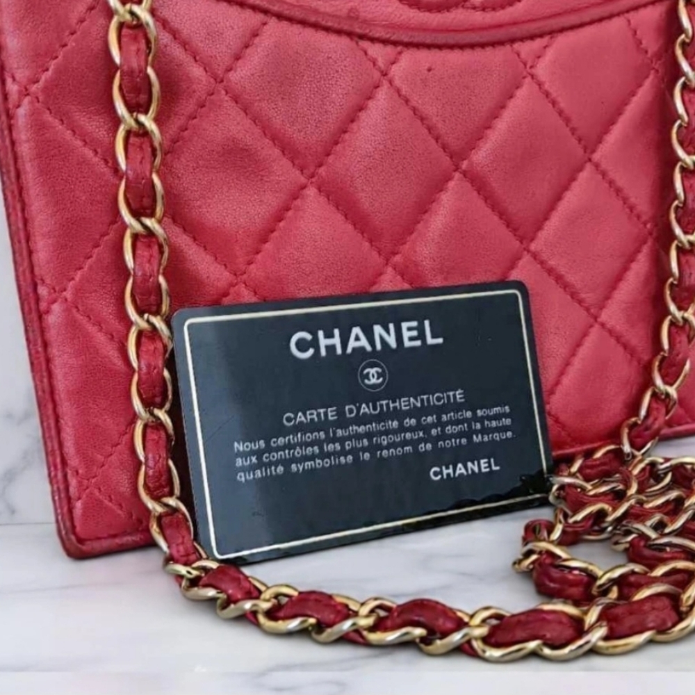 ​🌹 RARE CHANEL Vintage Red Lambskin Diana Flap Bag - 24K Gold Hardware 🌹 - Picture 16 of 17
